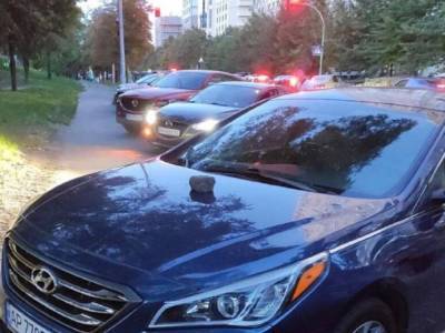 «Спущены колеса и сломаны дворники»: в Киеве прохожие постепенно уничтожают авто «героя парковки»