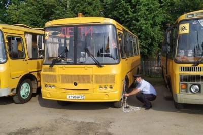 В Чувашии сотрудники ГИБДД отправили на спецстоянку неисправные школьные автобусы