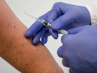 В России массовая вакцинация от коронавируса людей из групп риска начнется в ноябре-декабре