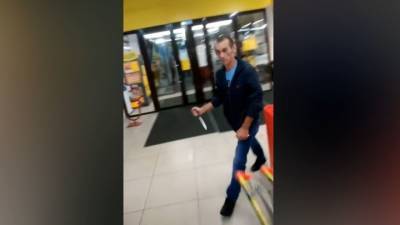 Покупателя в Бийске пырнули ножом за поздний визит в магазин