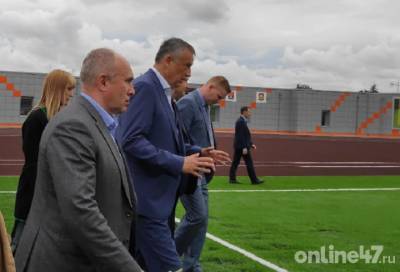 Александр Дрозденко опробовал новое футбольное поле в Янино