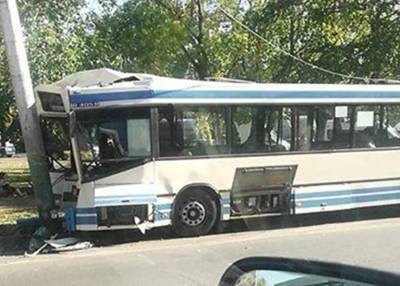 Пассажирский автобус столкнулся с фонарным столбом в Пензе