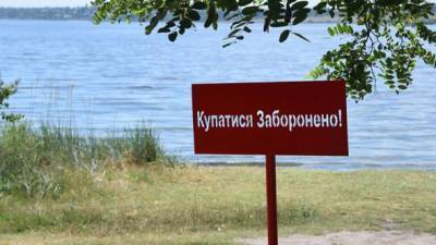 В Запорожье запретили купаться на городских пляжах из-за пятна неизвестного вещества в Днепре