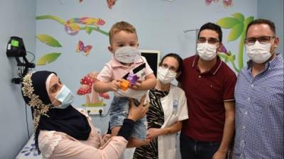 На севере Израиля 2-летний малыш едва не ослеп у бабушки из-за алкогеля