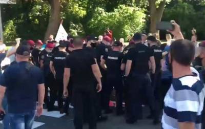 Съезд "слуг народа": между пикетчиками и полицией произошла потасовка