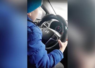 Посадившую шестилетнего сына за руль мать из Набережных Челнов оштрафовали