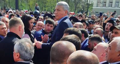 В Южной Осетии проходит стихийный митинг из-за смерти подозреваемого в нападении на главу МВД