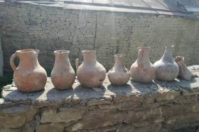 Подземные комнаты с древними кувшинами и скелетами обнаружены во дворе дома в Дагестане