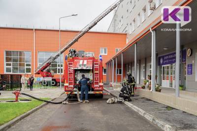 Сыктывкарские спасатели отработали действия при пожаре в новой школе в Орбите