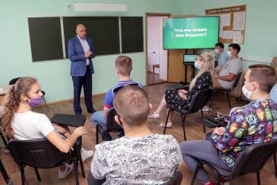 О бюджете устами губернатора: Игорь Артамонов рассказал студентам о финансовой грамотности