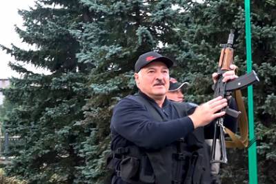 Новое появление Лукашенко с автоматом высмеяли в мемах