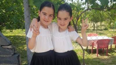6-летние близнецы Кети и Элен из Грузии пойдут 1 сентября в израильскую школу