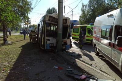В Пензе автобус с пассажирами врезался в столб