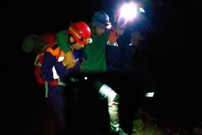 Несли на носилках всю ночь: в Сочи спасатели спустили с горы туриста с травмой ноги