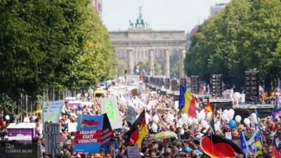 Активисты Берлина скандировали "Путин!", чтобы глава РФ повлиял на Меркель