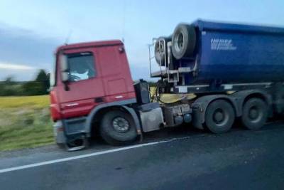 Два столкнувшихся грузовика заблокировали Калужское шоссе в Туле