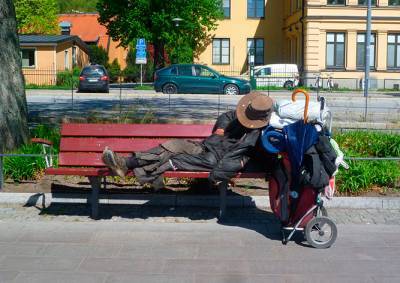 В Чехии необычным способом решили проблему спящих на лавочках бездомных
