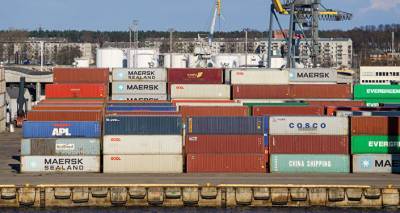 Грузы уходят, но не все: китайский кран разгрузил в Рижском порту китайские контейнеры