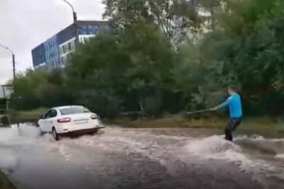 Спортсмен на вейкборде прокатился по затопленной улице Гатчины