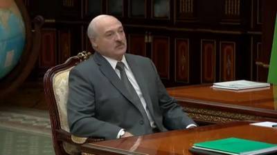 Лукашенко обещает вынести новую конституцию на референдум