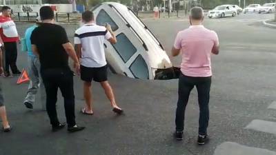 В Астрахани автомобиль на ходу провалился под асфальт (видео)