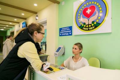 Петербуржцы получают справки для посещения детсадов и школ