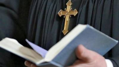 Берлин: неизвестный напал на священника во время мессы и порвал Библию