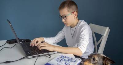 Попова допустила возвращение школ к онлайн-обучению при массовом заболевании