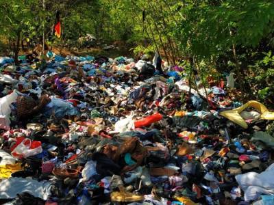 В лесу Днепропетровской области обнаружили свалку из одежды и обуви