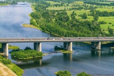 В Красноярске мужчина упал с Октябрьского моста