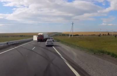 Последствия ДТП с фурой на кузбасской трассе сняли на видео