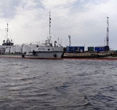 Началась проверка по факту нефтеразливов на реке Нумги, где стоят танкеры «Лукойла»