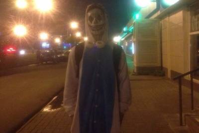 Ночью по улицам Ярославля ходит мужчина, одетый в костюм клоуна