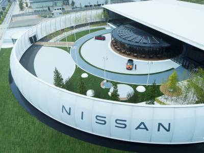 Nissan открыл в Японии павильон с демонстрацией «зеленых» технологий, посетители которого могут оплатит стоянку энергией батарей своих электромобилей