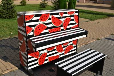 В Астрахани установили уличные пианино