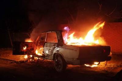 В Днепре на ходу загорелся автомобиль с пассажирами в салоне