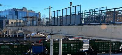 На железнодорожном вокзале Петрозаводска начался демонтаж пешеходного моста