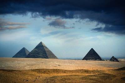 Маска пригласили в Египет убедиться, что пирамиды построили не пришельцы