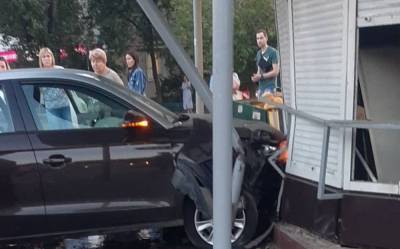 Автомобилистка влетела в кисок в Воронеже: пострадали женщина с ребёнком