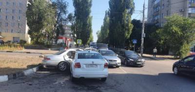В Воронеже автомобилистка устроила ДТП с четырьмя авто и пострадала в нём