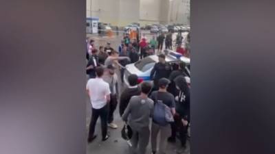 Толпа мигрантов напала на полицейского и охранника на юге Москвы