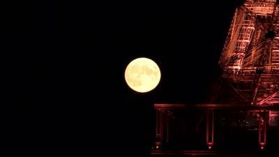Жители Парижа увидели «осетровую» луну над Эйфелевой башней.