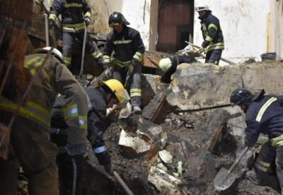 Под Киевом рухнул жилой дом, из-под завалов достали двух человек