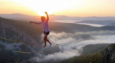 В Башкирии парень прошёлся по веревке над пропастью в горах