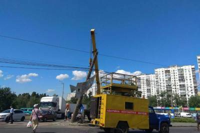 В Киеве перекрыли движение по одной из улиц из-за врезавшегося в столб экскаватора