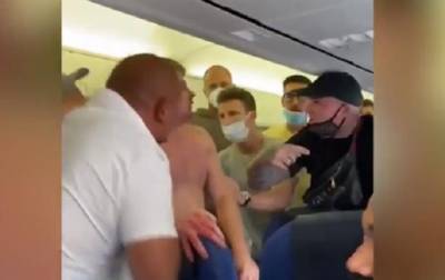 В самолете на Ибицу произошла драка из-за масок