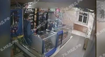 «Он меня убьет»: ярославец напал на девушку в центре города. Видео