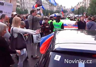 В Праге демонстранты едва не растерзали россиян, отмечавших День Победы