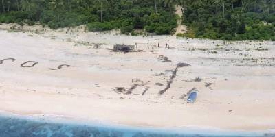 Троих моряков нашли на необитаемом острове в Тихом океане благодаря надписи SOS