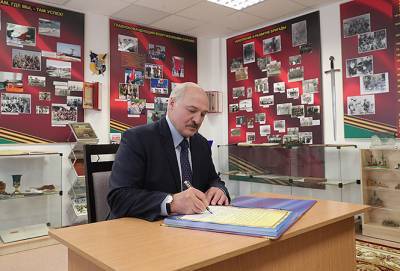 Александр Лукашенко назвал оппозицию «несчастными девчонками»